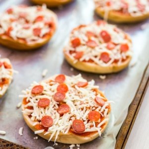 Pizza baguel y papas a la francesa para menú infantil