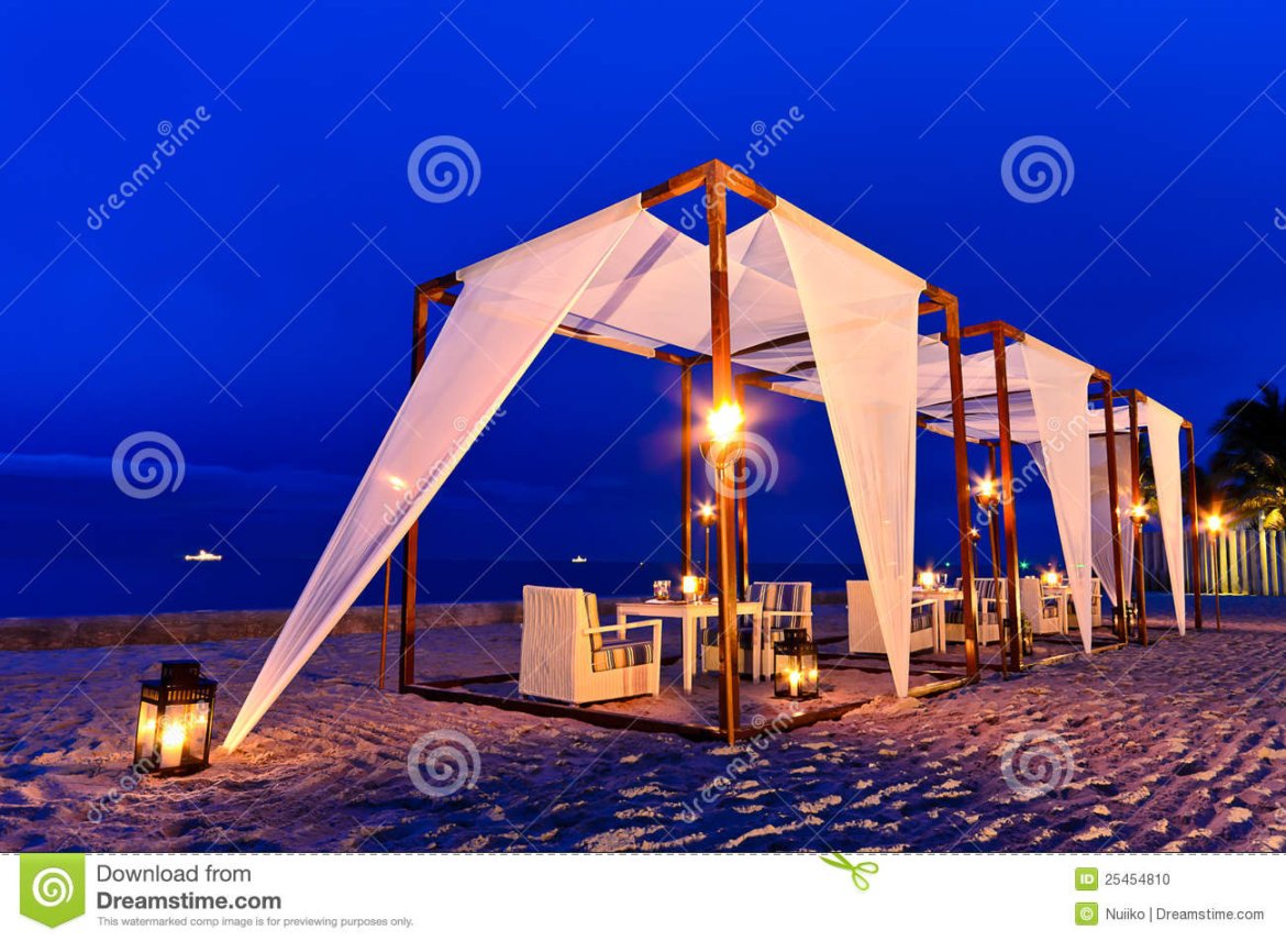 cena-romantica-en-la-playa-tiempo-crepuscular-de-la-disposicion-25454810.jpg