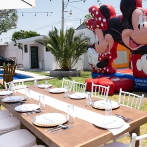 Mesa con silla y loza básico