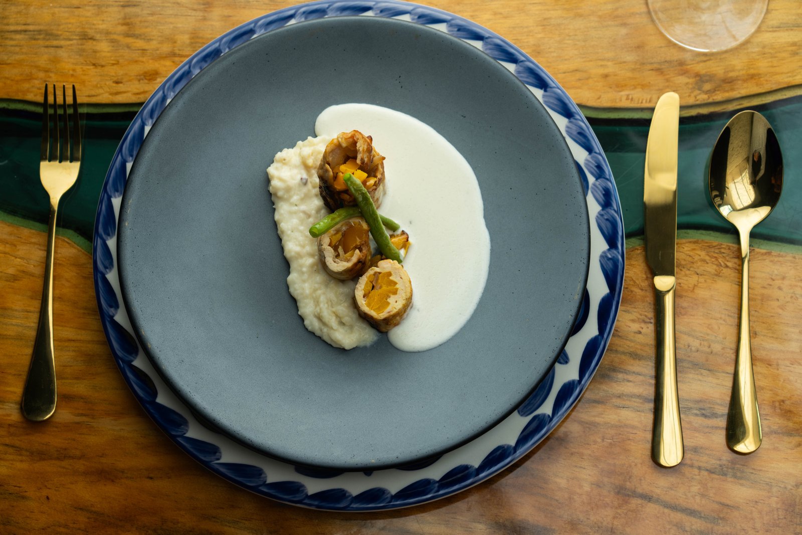 Rollo de pechuga rellena de vegetales a la pimienta